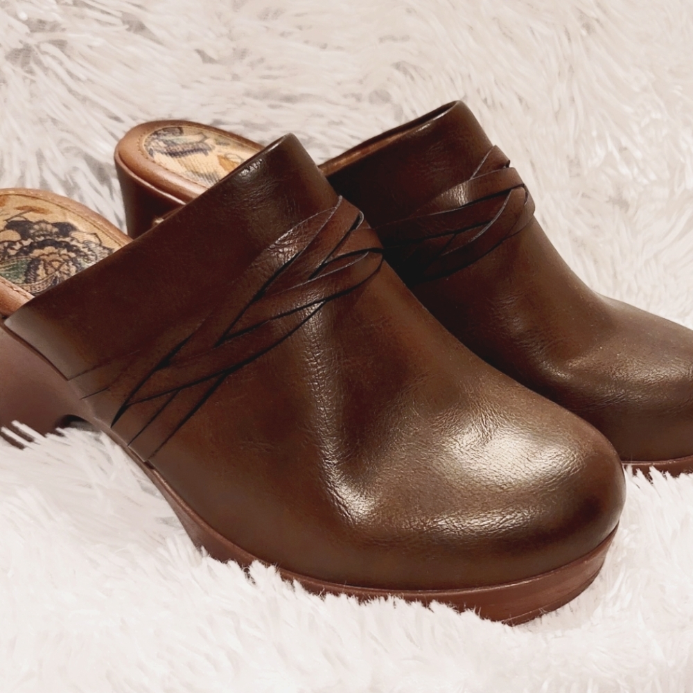 NWOT B.O.C Clogs Brown Size 10